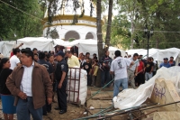 Jueves 19 de julio del 2012. Tuxtla Gutiérrez, Chiapas. Autoridades del ayuntamiento coleto, desalojan a los nuevos ambulantes que se habían instalado en el atrio de la iglesia de la Caridad.