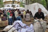 Jueves 19 de julio del 2012. Tuxtla Gutiérrez, Chiapas. Autoridades del ayuntamiento coleto, desalojan a los nuevos ambulantes que se habían instalado en el atrio de la iglesia de la Caridad.