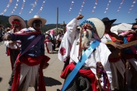 Domingo 15 de febrero del 2015. San Miguel Huixtan. Los danzantes de las comunidades de Huixtan realizan la representación de la danza de Carnaval este medio día en esta comunidad de los altos de Chiapas donde se reúnen celebrando los días previos a la cu