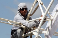 Martes 1 de diciembre del 2015. Tuxtla Gutiérrez. Preparando las carpas para las pistas de hielo de la temporada navideña en la capital del estado de Chiapas.