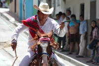 Domingo 24 de junio del 2018. Tuxtla Gutiérrez. El Carrerante de palo.  Los Carrerantes recorren las calles de la Antigua San Bartolomé de los Llanos cabalgando por las diferentes calles que comunican  las iglesias de San Pedro y San Sebastián en varia