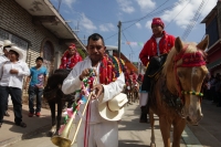 Lunes 19 de enero del 2014. Venustiano Carranza. Los indígenas tsotsiles de La Antigua San Bartolome de los Llanos (Venustiano Carranza) recorren en procesión las calles principales de esta comunidad de la depresión central de Chiapas para posteriormente 