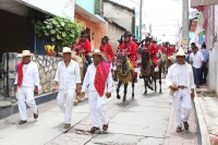 Vernes 24 de agosto del 2012. Venstiano Carranza, Chiapas. “Los Carrerantes”. Los indigenas tsotsiles recorren las calles durante las fiestas pratornales de la comunidad durante los meses de enero, abril y agosto siendo la fiesta de San Bartolome una de l