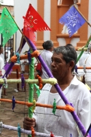 Vernes 24 de agosto del 2012. Venstiano Carranza, Chiapas. “Los Carrerantes”. Los indigenas tsotsiles recorren las calles durante las fiestas pratornales de la comunidad durante los meses de enero, abril y agosto siendo la fiesta de San Bartolome una de l