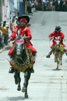 Viernes 24 de agosto del 2012. Venustiano Carranza, Chiapas. “Los Carrerantes”. Los indígenas tsotsiles recorren las calles durante las fiestas patronales de la comunidad durante los meses de enero, abril y agosto siendo la fiesta de San Bartolomé una de Viernes 24 de agosto del 2012. Venustiano Carranza, Chiapas. “Los Carrerantes”. Los indígenas tsotsiles recorren las calles durante las fiestas patronales de la comunidad durante los meses de enero, abril y agosto siendo la fiesta de San Bartolomé una de