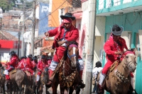 Viernes 19 de enero del 2018. Venustiano Carranza. Los Carrerantes de La San Bartolomé de los Llanos. Cabalgando y ataviados de rojo y cascabeles, los indí­genas recorren las calles entre las iglesias de San Sebastián y San Pedro durante la ví­spera de 
