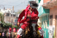 Viernes 19 de enero del 2018. Venustiano Carranza. Los Carrerantes de La San Bartolomé de los Llanos. Cabalgando y ataviados de rojo y cascabeles, los indí­genas recorren las calles entre las iglesias de San Sebastián y San Pedro durante la ví­spera de 