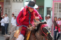 Viernes 19 de enero del 2018. Venustiano Carranza. Los Carrerantes de La San Bartolomé de los Llanos. Cabalgando y ataviados de rojo y cascabeles, los indí­genas recorren las calles entre las iglesias de San Sebastián y San Pedro durante la ví­spera de 