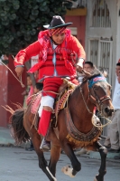 Viernes 19 de enero del 2018. Venustiano Carranza. Los Carrerantes de La San Bartolomé de los Llanos. Cabalgando y ataviados de rojo y cascabeles, los indí­genas recorren las calles entre las iglesias de San Sebastián y San Pedro durante la ví­spera de 