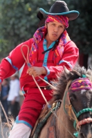 Viernes 19 de enero del 2018. Venustiano Carranza. Los Carrerantes de La San Bartolomé de los Llanos. Cabalgando y ataviados de rojo y cascabeles, los indí­genas recorren las calles entre las iglesias de San Sebastián y San Pedro durante la ví­spera de 