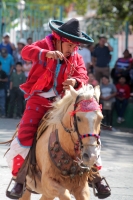 Viernes 19 de enero del 2018. Venustiano Carranza. Los Carrerantes de La San Bartolomé de los Llanos. Cabalgando y ataviados de rojo y cascabeles, los indí­genas recorren las calles entre las iglesias de San Sebastián y San Pedro durante la ví­spera de 