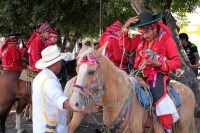 Viernes 19 de enero del 2018. Venustiano Carranza. Los Carrerantes de La San Bartolomé de los Llanos. Cabalgando y ataviados de rojo y cascabeles, los indí­genas recorren las calles entre las iglesias de San Sebastián y San Pedro durante la ví­spera de 