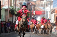Viernes 19 de enero del 2018. Venustiano Carranza. Los Carrerantes de La San Bartolomé de los Llanos. Cabalgando y ataviados de rojo y cascabeles, los indí­genas recorren las calles entre las iglesias de San Sebastián y San Pedro durante la ví­spera de 