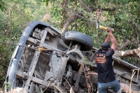 Jueves 18 de enero del 2018. Suchiapa. Un fuerte accidente en la carretera hacia Suchiapa deja varios heridos cuando un colectivo se descarrila este mediodí­a.