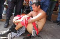 Lunes 7 de agosto del 2017. Tuxtla Gutiérrez. Un ladrón es detenido y desnudado esta mañana en pleno centro de la ciudad. El carterista fue entregado a las corporaciones policiacas en las cercanis del mercado viejo.