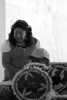 Sábado 23 de diciembre del 2017. Tuxtla Gutiérrez. Las familias de a comunidad indí­gena Zoque se reúnen alrededor de la Ermita del Cerrito donde elaboran los Joyonaques tejiendo las flores que adornaran los altares durante la ceremonia de La Casita y 