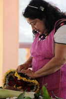 Sábado 23 de diciembre del 2017. Tuxtla Gutiérrez. Las familias de a comunidad indí­gena Zoque se reúnen alrededor de la Ermita del Cerrito donde elaboran los Joyonaques tejiendo las flores que adornaran los altares durante la ceremonia de La Casita y 