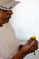 Sábado 23 de diciembre del 2017. Tuxtla Gutiérrez. Las familias de a comunidad indí­gena Zoque se reúnen alrededor de la Ermita del Cerrito donde elaboran los Joyonaques tejiendo las flores que adornaran los altares durante la ceremonia de La Casita y 