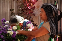 Viernes 8 de diciembre del 2017. Tuxtla Gutiérrez. La Siembra de la Casita Zoque. Los miembros de la comunidad indí­gena zoque construyen una estructura de hoja de plátano donde colocan semillas dentro del ritual premonitorio del ciclo agrí­cola del añ