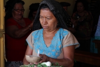 Viernes 8 de diciembre del 2017. Tuxtla Gutiérrez. La Siembra de la Casita Zoque. Los miembros de la comunidad indí­gena zoque construyen una estructura de hoja de plátano donde colocan semillas dentro del ritual premonitorio del ciclo agrí­cola del añ
