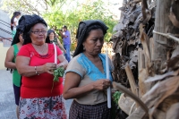Viernes 8 de diciembre del 2017. Tuxtla Gutiérrez. La Siembra de la Casita Zoque. Los miembros de la comunidad indÃÂgena zoque construyen una estructura de hoja de plátano donde colocan semillas dentro del ritual premonitorio del ciclo agrÃÂcola del añ Viernes 8 de diciembre del 2017. Tuxtla Gutiérrez. La Siembra de la Casita Zoque. Los miembros de la comunidad indÃÂgena zoque construyen una estructura de hoja de plátano donde colocan semillas dentro del ritual premonitorio del ciclo agrÃÂcola del añ