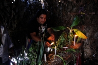 Viernes 8 de diciembre del 2017. Tuxtla Gutiérrez. La Siembra de la Casita Zoque. Los miembros de la comunidad indí­gena zoque construyen una estructura de hoja de plátano donde colocan semillas dentro del ritual premonitorio del ciclo agrí­cola del añ