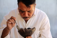Viernes 8 de diciembre del 2017. Tuxtla Gutiérrez. La Siembra de la Casita Zoque. Los miembros de la comunidad indí­gena zoque construyen una estructura de hoja de plátano donde colocan semillas dentro del ritual premonitorio del ciclo agrí­cola del añ
