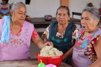 Viernes 8 de diciembre del 2017. Tuxtla Gutiérrez. La Siembra de la Casita Zoque. Los miembros de la comunidad indí­gena zoque construyen una estructura de hoja de plátano donde colocan semillas dentro del ritual premonitorio del ciclo agrí­cola del añ