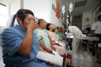 Varios pacientes con cataratas esperan ser tratados esta mañana por médicos de Israel durante la campaña de operaciones en el Hospital Regional de Tuxtla Gutiérrez, Chiapas.