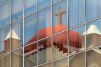 Miércoles 15 de julio del 2020. Tuxtla Gutiérrez. Aspecto del reflejo de la Catedral de San Marcos en los cristales del Edificio Plaza en el centro de la ciudad