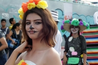 Jueves 24 de octubre del 2019. Tuxtla Gutiérrez. Bellas catrinas y jóvenes espantos pintan de negro y alegría la avenida central