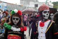Jueves 24 de octubre del 2019. Tuxtla Gutiérrez. Bellas catrinas y jóvenes espantos pintan de negro y alegría la avenida central