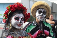 Jueves 24 de octubre del 2019. Tuxtla Gutiérrez. Bellas catrinas y jóvenes espantos pintan de negro y alegría la avenida central
