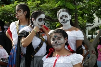 Jueves 24 de octubre del 2019. Tuxtla Gutiérrez. Bellas catrinas y jóvenes espantos pintan de negro y alegría la avenida central