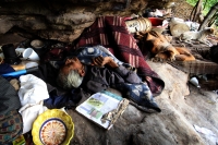 Marzo 5 de 2014. Tuxtla Gutiérrez. Un anciano pasa sus últimos dÃas en la cueva que ha habitado desde que saliera en libertad del antiguo penal de Cerro Hueco hace más de 20 años. Enfermo y sin poder reintegrarse socialmente ha vivido en la zona de la res Marzo 5 de 2014. Tuxtla Gutiérrez. Un anciano pasa sus últimos dÃas en la cueva que ha habitado desde que saliera en libertad del antiguo penal de Cerro Hueco hace más de 20 años. Enfermo y sin poder reintegrarse socialmente ha vivido en la zona de la res