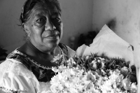 Sábado 8 de julio del 2017. Tuxtla Gutiérrez. Celebración zoque de las Chavelitas. La casa de doña Magnolia en Plan de Ayala recibe alrededor de su altar a la comunidad zoque quienes realizan los rituales propios de las imágenes de  Santa Isabel de Hungrí