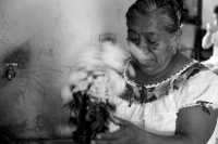 Sábado 8 de julio del 2017. Tuxtla Gutiérrez. Celebración zoque de las Chavelitas. La casa de doña Magnolia en Plan de Ayala recibe alrededor de su altar a la comunidad zoque quienes realizan los rituales propios de las imágenes de  Santa Isabel de Hungrí