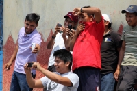 Viernes 10 de mayo del 2013. V Carranza. Pobladores de Venustiano Carranza observan con miedo y curiosidad las labores de los elementos policiacos cuando estos realizan los recorridos de vigilancia y limpieza por las calles de esta localidad después de lo Viernes 10 de mayo del 2013. V Carranza. Pobladores de Venustiano Carranza observan con miedo y curiosidad las labores de los elementos policiacos cuando estos realizan los recorridos de vigilancia y limpieza por las calles de esta localidad después de lo