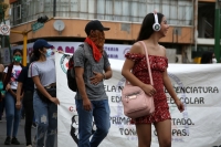 20210504. Tuxtla G. Estudiantes de la CENECH protestan esta mañana en la Plaza Central de la ciudad.