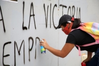 20210504. Tuxtla G. Estudiantes de la CENECH protestan esta mañana en la Plaza Central de la ciudad.