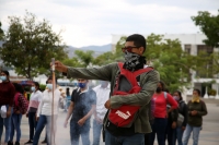 20210504. Tuxtla G. Estudiantes de la CENECH protestan esta mañana en la Plaza Central de la ciudad.