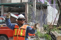 Lunes 23de julio del 2018. Tuxtla Gutiérrez. Trabajadores de la Comisión Federal de Electricidad trabajan para restablecer la corriente eléctrica en la colonia Albania Baja, en Tuxtla Gutiérrez, Chiapas, luego de que la lluvia registrada la tarde del 