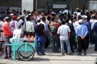 Jueves 4 de abril del 2019. Tuxtla Gutiérrez. Pobladores de uno de los municipios más pobres del país, Chalchihuitan esperan a que sean atendidos bajo el sol del mediodía en las afueras del Congreso chiapaneco.