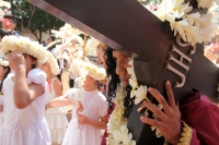 Viernes 30 de marzo del 2018. Chiapa de Corzo. Los Chamales de la Ribera del rí­o Grande. Las ofrendas de flores de mayo, de coyol y bugambilias son trasladadas en procesión hacia la iglesia de Santo Domingo donde Los Chamales son usados en la elaboracií