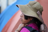 Miércoles 26 de abril del 2017. Tuxtla Gutiérrez. El intenso calor obliga a las vendedoras ambulantes a protegerse de los rayos del sol