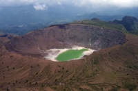 Foto/Alfredo Chan Chin. Aspectos del volcán Chichonal durante el año 2004. Foto/Alfredo Chan Chin. Aspectos del volcán Chichonal durante el año 2004.