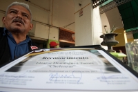 Viernes 9 de junio del 2017. Tuxtla Gutiérrez. Eleazar Domínguez de CheleTv en una platica informal después de reconocimiento a su trayectoria periodística otorgado por el Senado de la Republica en la cafetería que considera su oficina de trabajo.