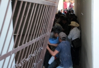 Martes 9 de enero del 2018. Tuxtla Gutiérrez, Habitantes de San Pero Chenalho protestan en las entradas del edificio de la administración estatal provocando algunos destrozos y la presencia policiaca en el primer cuadro de la ciudad.