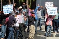 Martes 9 de enero del 2018. Tuxtla Gutiérrez, Habitantes de San Pero Chenalho protestan en las entradas del edificio de la administración estatal provocando algunos destrozos y la presencia policiaca en el primer cuadro de la ciudad.