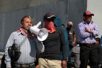 Martes 9 de enero del 2018. Tuxtla Gutiérrez, Habitantes de San Pero Chenalho protestan en las entradas del edificio de la administración estatal provocando algunos destrozos y la presencia policiaca en el primer cuadro de la ciudad.